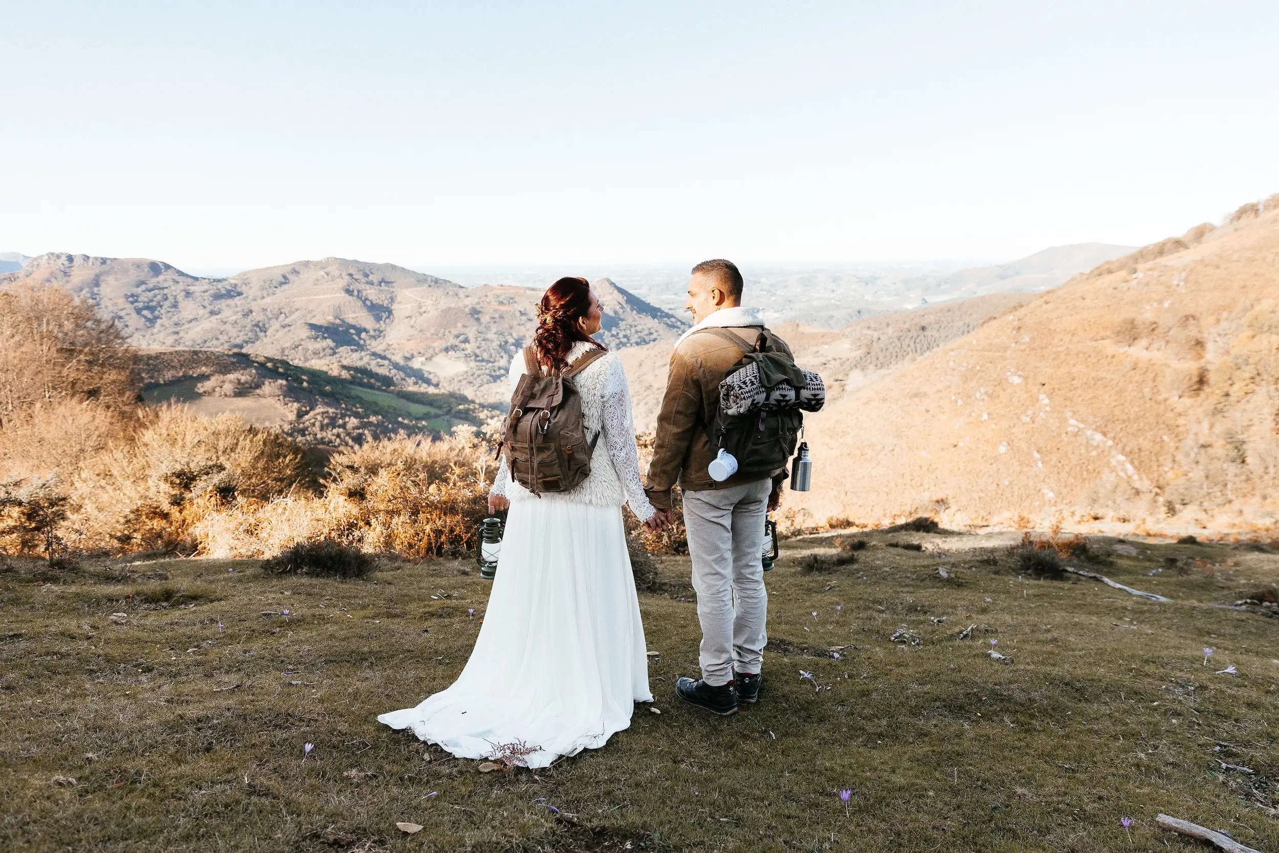 Shooting inspiration elopement au Pays Basque - Couple dans les montagnes